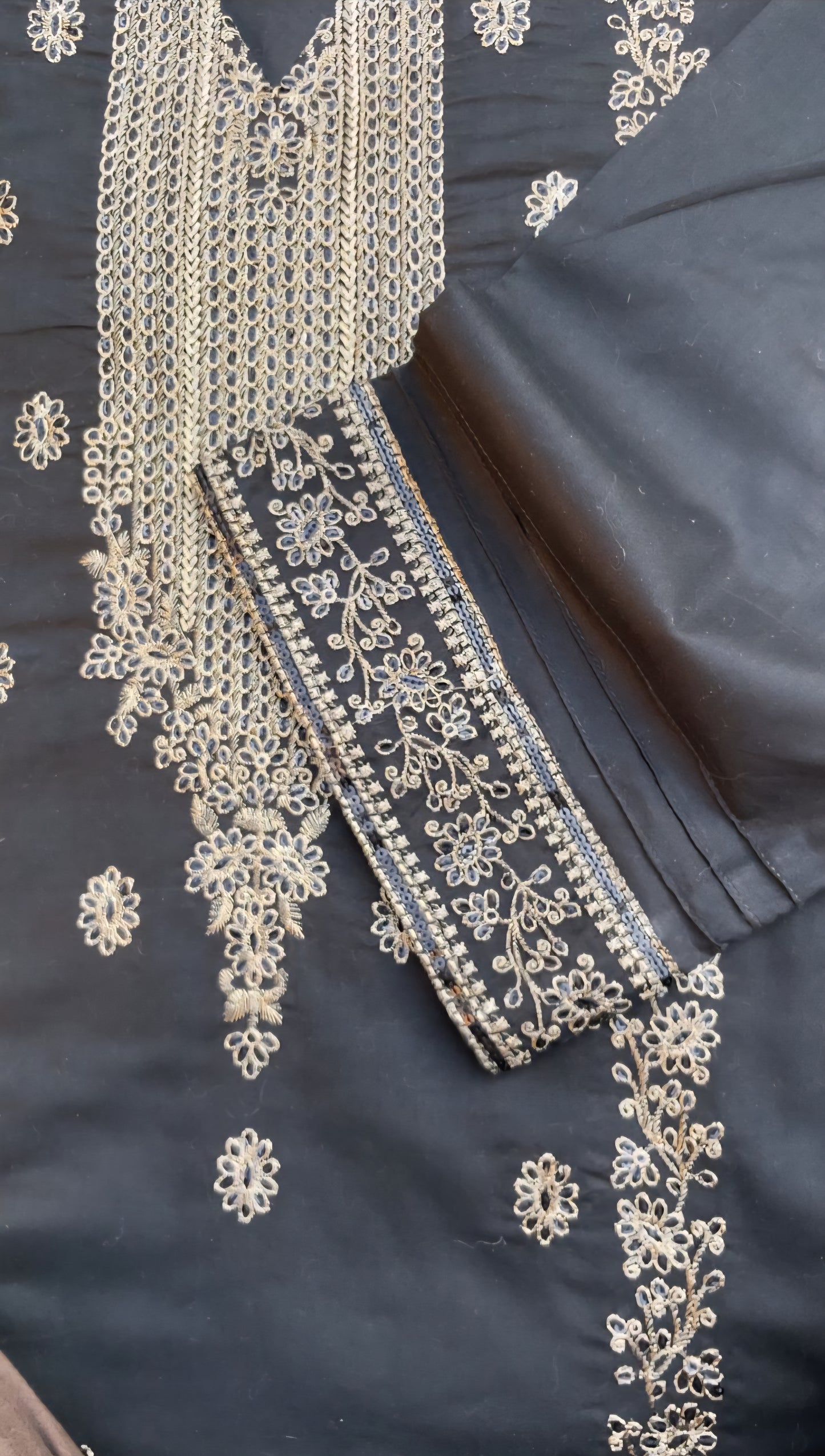 3 Piece - Embroidered Lawn  - Eid Collection + 🎁Free Matching Bracelet